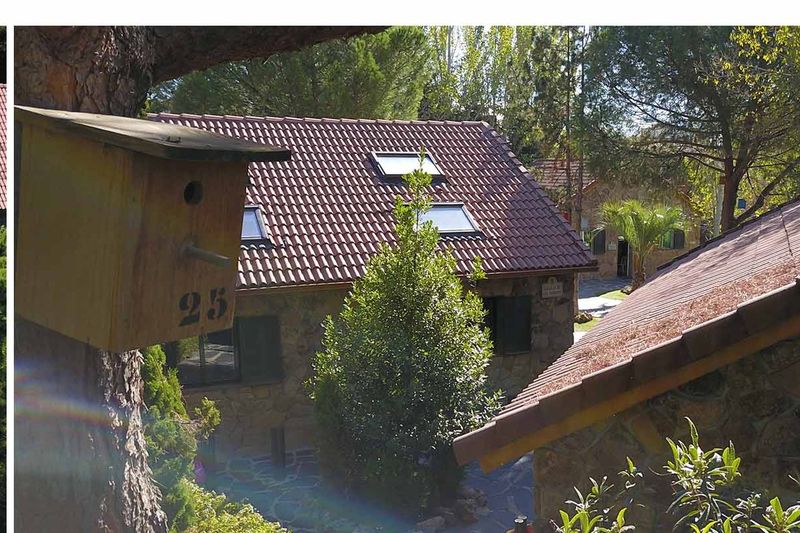Casita de piedra número 25 de la aldea, con su tejado de teja y ventanas en el tejado.